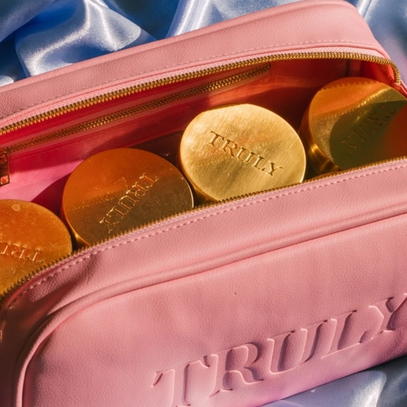 TRULY BARBIE COLLECTION SIGNATURE VANITY CASE MADE WITH 100% VEGAN LEATHER. - Picture 2 of 6